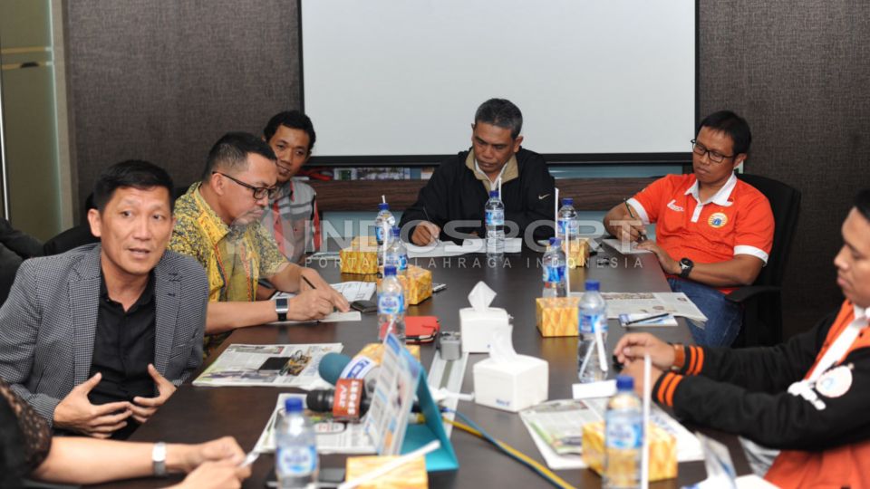 Presiden Persija Jakarta, Ferry Paulus (Jas Abu-abu) saat menghadiri acara diskusi di Jakarta. Copyright: &copy; Ratno Prasetyo/INDOSPORT